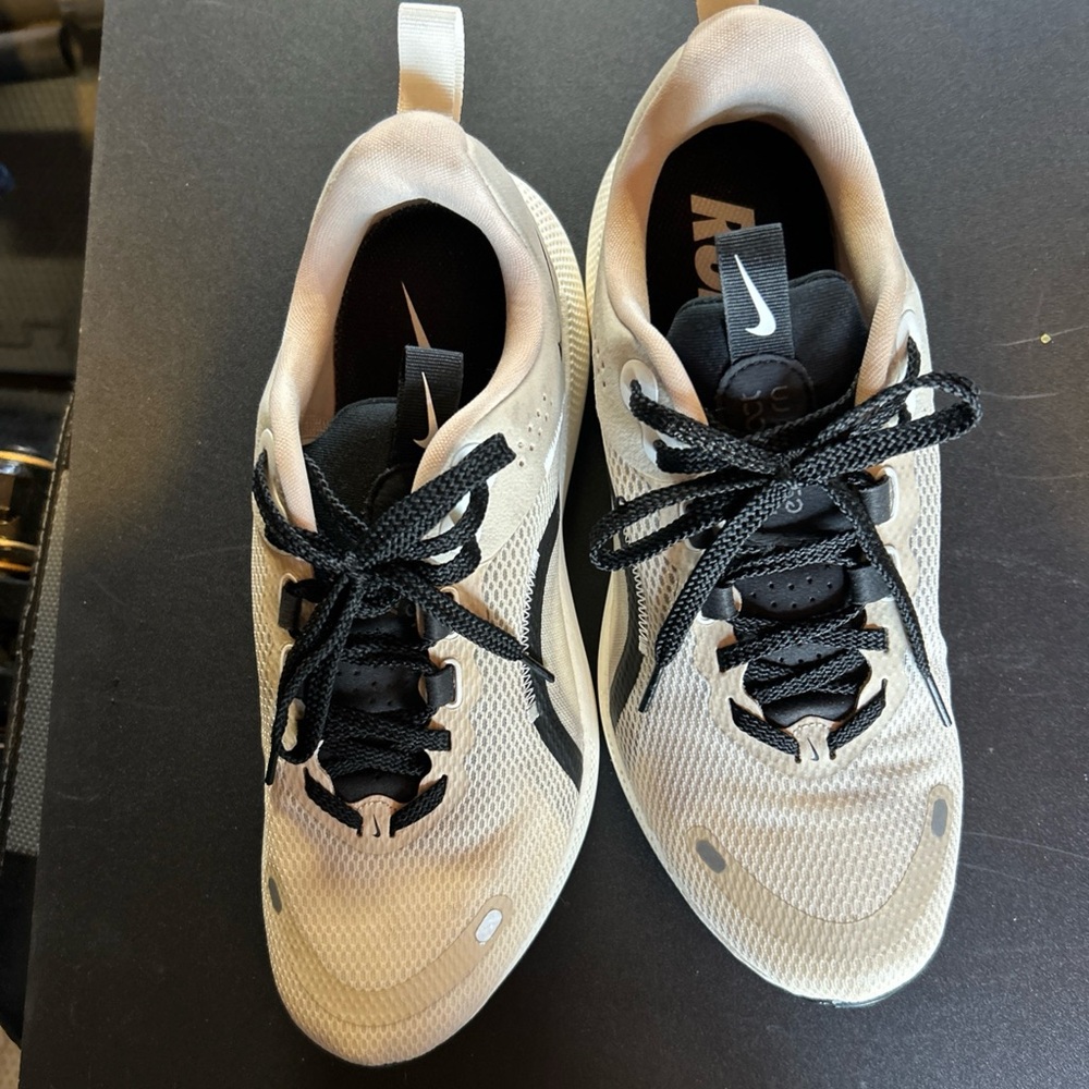 Nike React Escape Run 2 Sanddrift Black/White Women's Size 9.5
